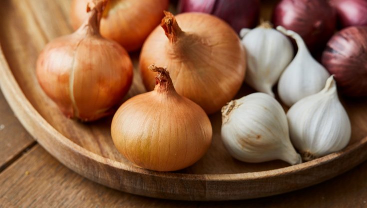 Acqua di cipolle, tutti gli effetti benefici di un integratore naturale