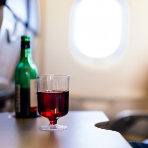 Vietare gli alcolici in aereo, fanno male al cuore