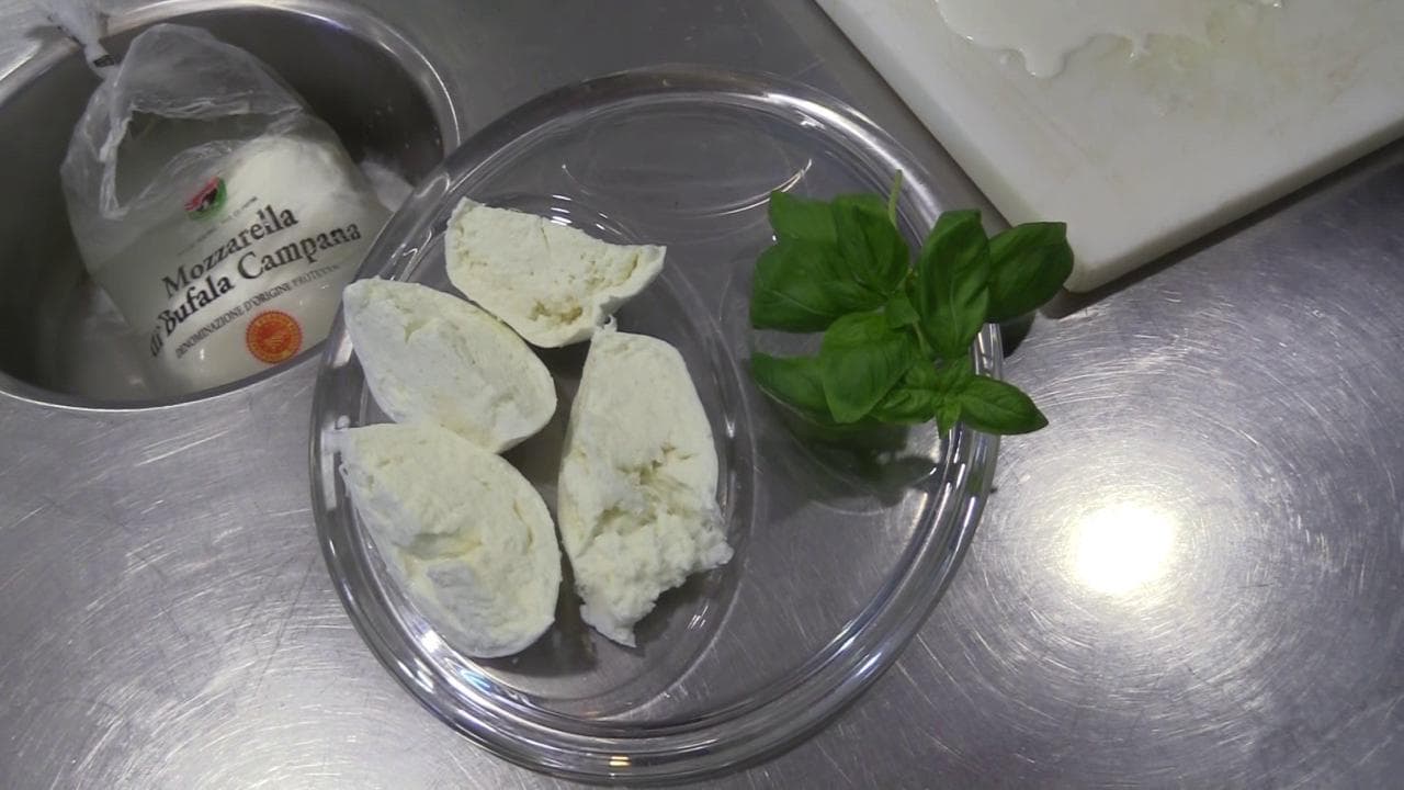 la vera mozzarella di bufala di monfreda maria