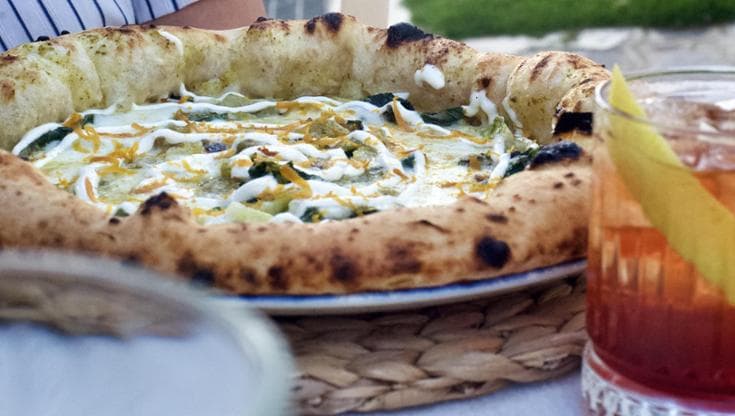 Un giovane talento, l’incanto di Villasimius e una pizza che convince