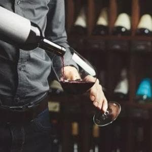 Caldo, salutismo, dazi: e anche i big mollano il business del vino