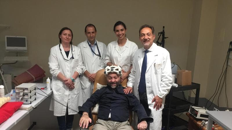 Di Lazzaro (primo a dx) con la sua équipe e Vincenzo Russo, primo paziente ad aver partecipato alla sperimentazione.