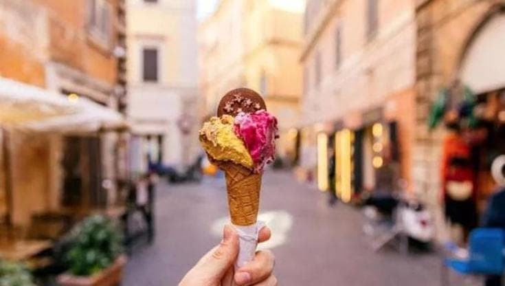 Benedetta Parodi: un gelato in pigiama sa di estate e libertà