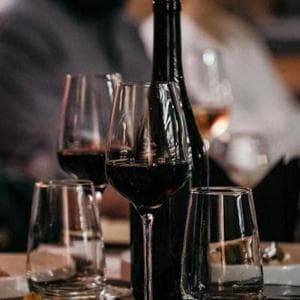 Crisi del vino, il colosso australiano Twe svende i brand di fascia bassa. Moretti Cuseri: "Su calo consumi pesano prezzi troppo alti"