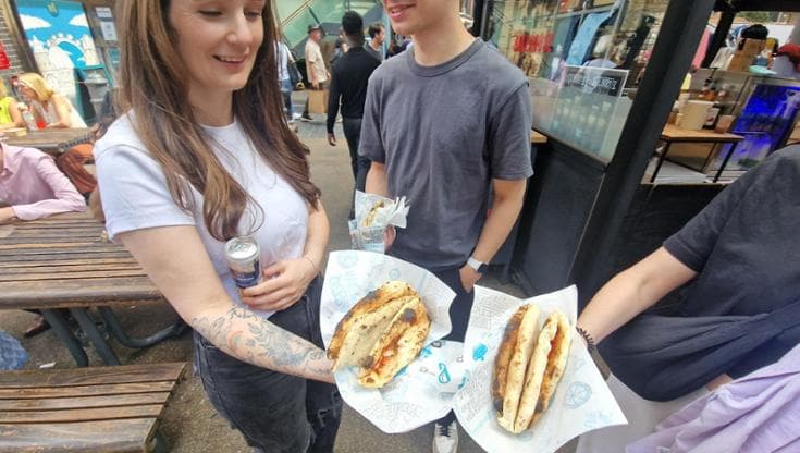E Londra impazzisce per la pizza a portafoglio, nuovo must di colletti bianchi e turisti