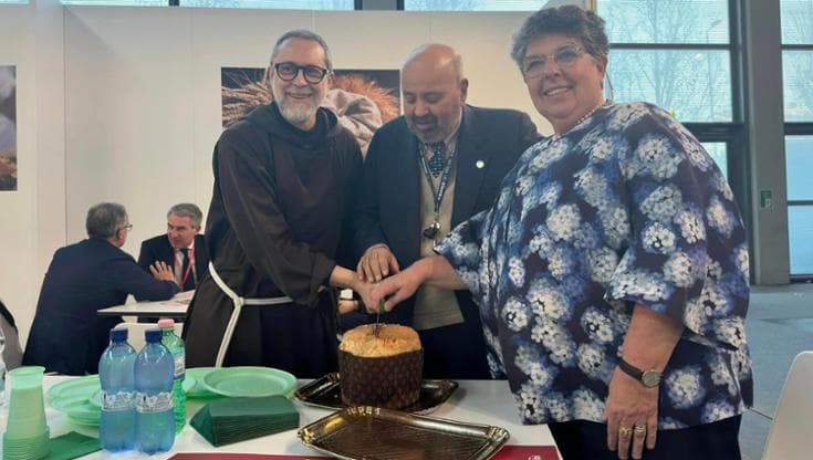 L'onorevole Daniela Dondi mentre affetta un panettone al Sigep di Rimini (dal profilo Facebook pubblico)