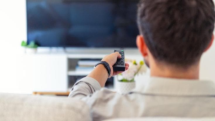 Guardare la tv per cinque ore al giorno aumenta il rischio di demenza del 50%