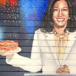 Pollo alla Kamala per tutti: gli chef d’America ai fornelli per la candidata