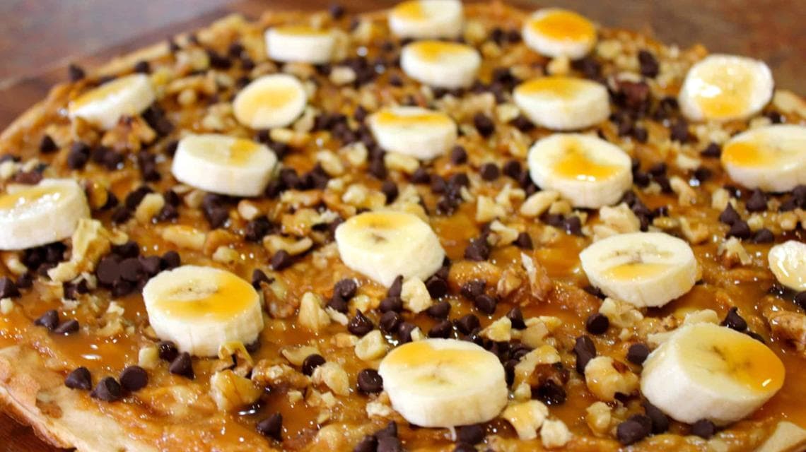 Una pizza con banane preparata da Thin Crust
