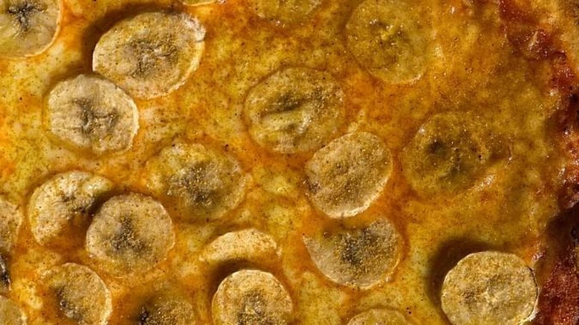 Un dettaglio di una pizza banane e curry