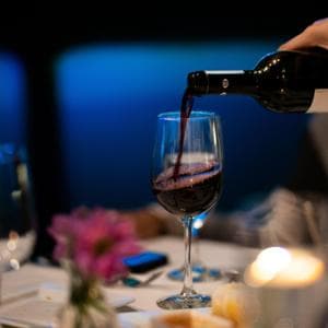 Meno vino, più cocktail e bevande analcoliche: ecco cosa beviamo al ristorante