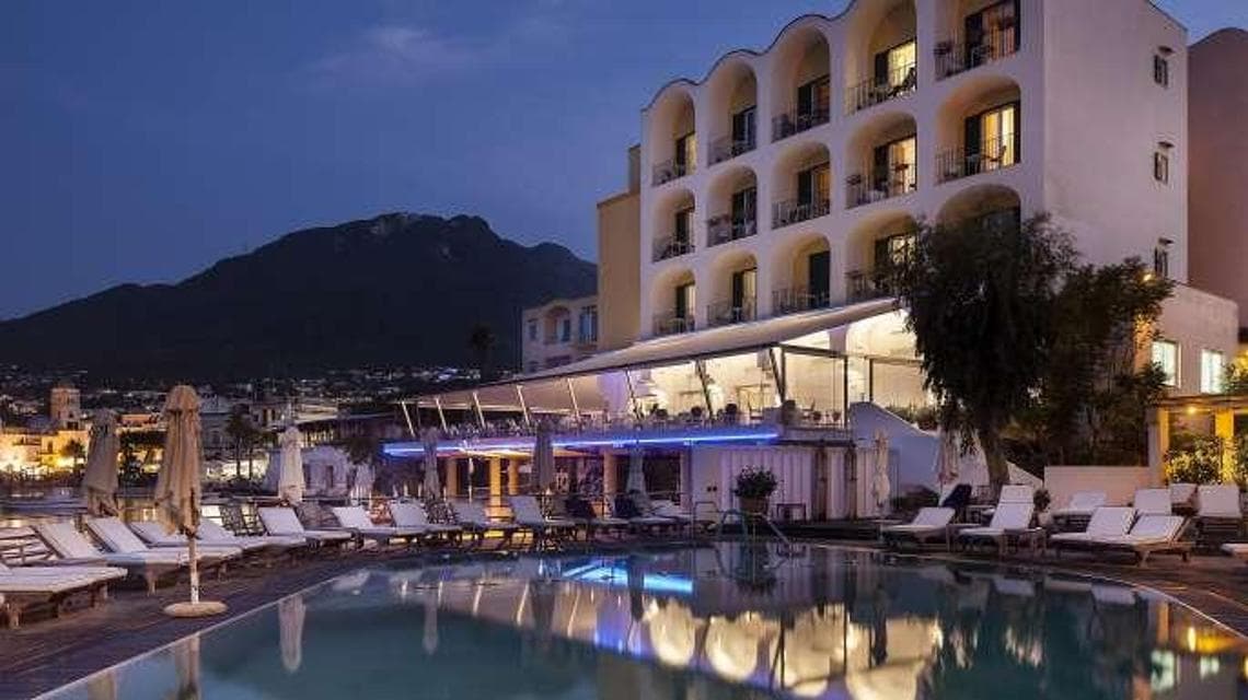 La piscina dell'Hotel della Regina Isabella, dove sono stati serviti gli antipasti della Charity dinner