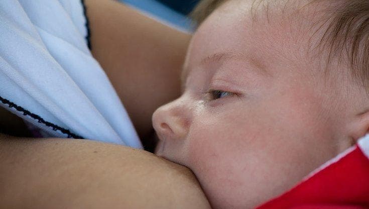 Allattamento al seno: quanto è importante il tele-supporto per mamma e papà