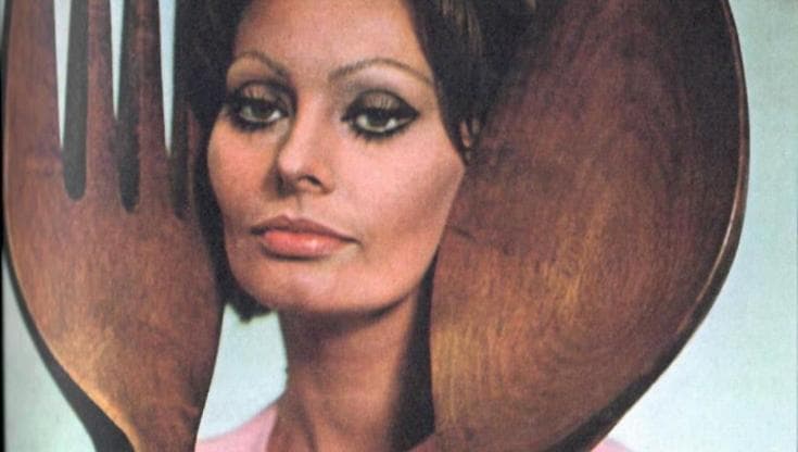 Sophia Loren ritratta da Tazio Secchiaroli in occasione del suo primo libro di cucina