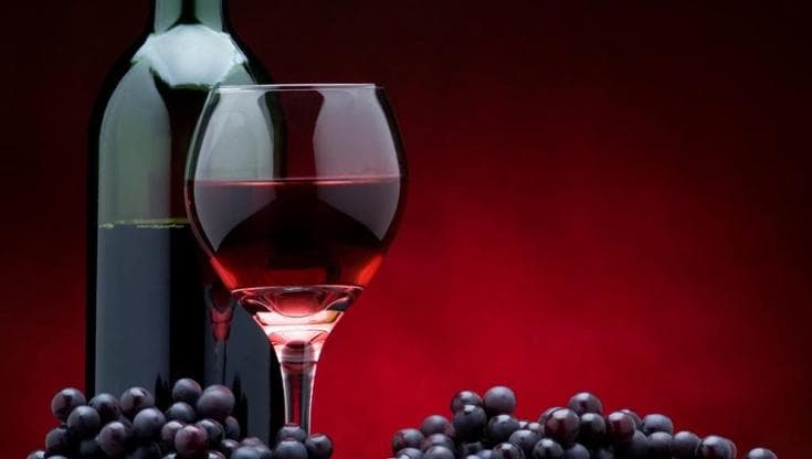 Dalla cantina alla tavola: ecco quanto aumenta il prezzo di una bottiglia di vino