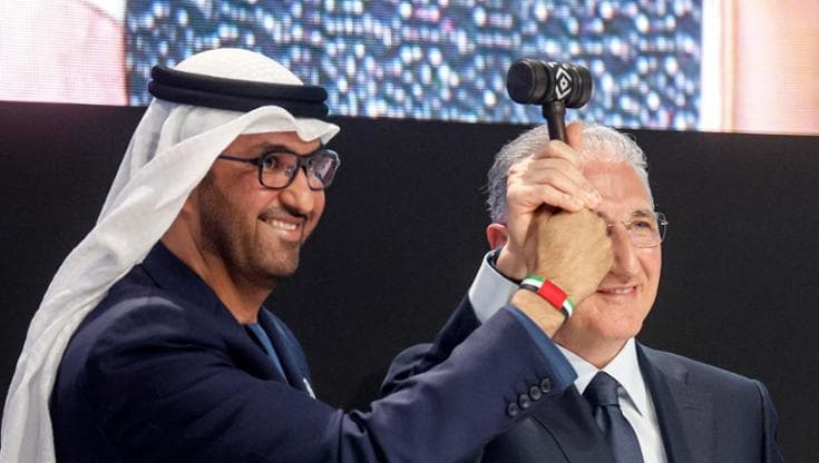 Il passaggio delle consegne alla presidenza di Cop fra Al Jaber e Mukhtar Babayev