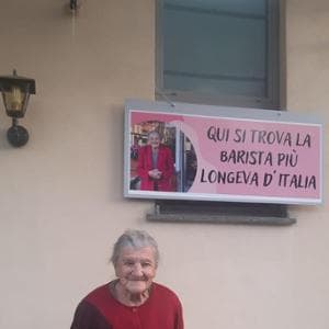 I 100 anni di Anna Possi, la barista più anziana d’Italia