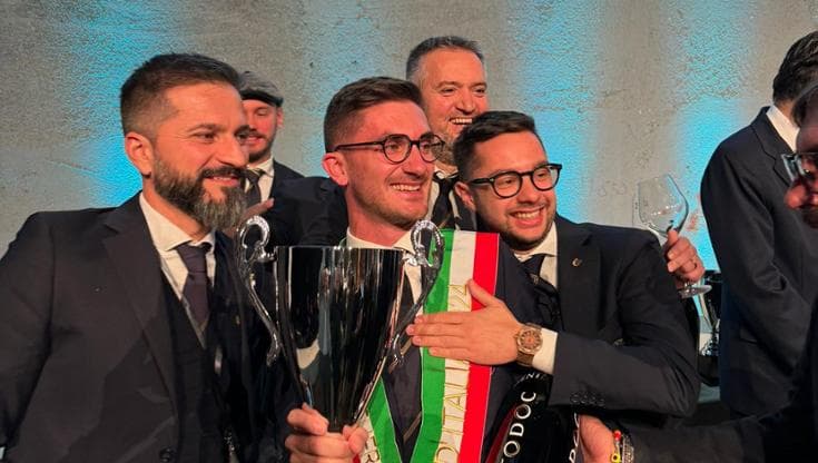 Andrea Gualdoni, al centro, con i vincitori delle passate edizioni