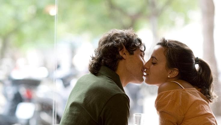 Addio al bacio, così i ragazzi italiani imitano i giapponesi