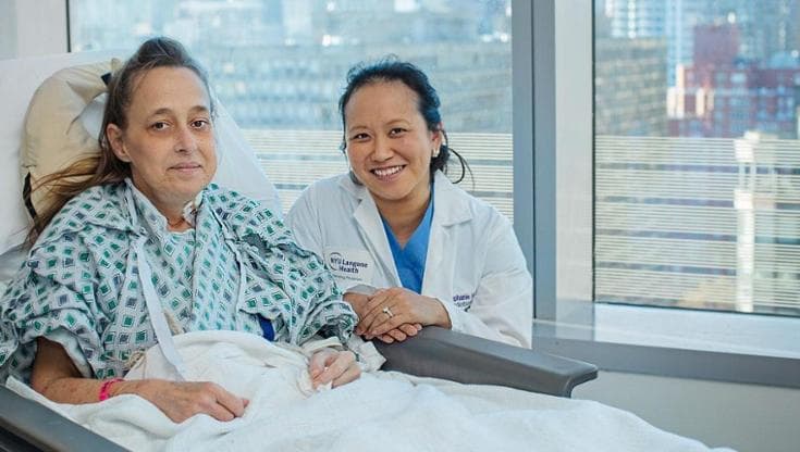 Cheryl Mehrkar, che ha ricevuto il primo trapianto polmonare doppio robotico al mondo, con la dottoressa Stephanie H. Chang (Credito: NYU Langone Staff)