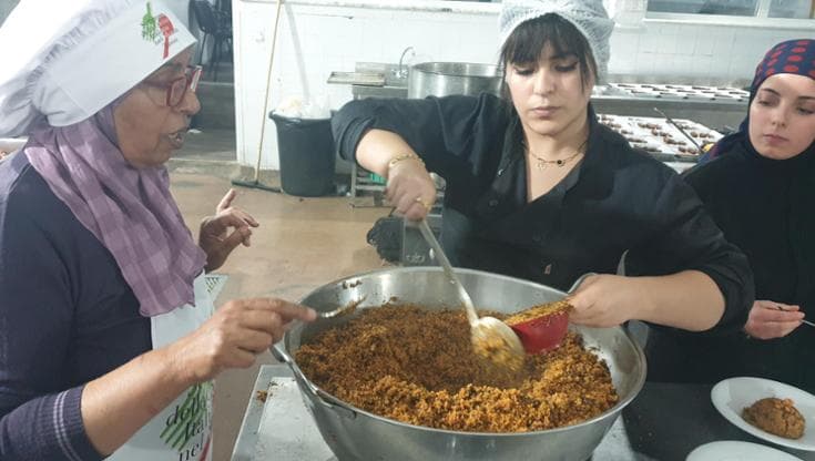 Noura Aloui alle prese con il suo farfoucha accompagnato da gamberetti