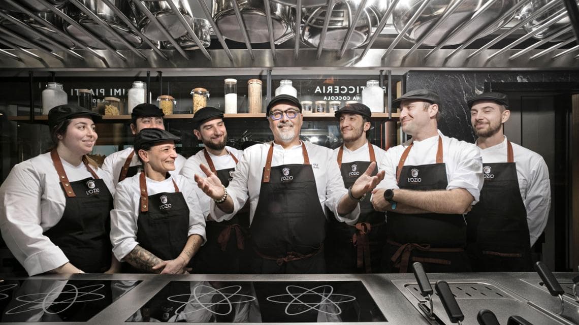 Dino De Bellis e la brigata di L'Ozio Ristora (foto di Giulio Di Mauro)