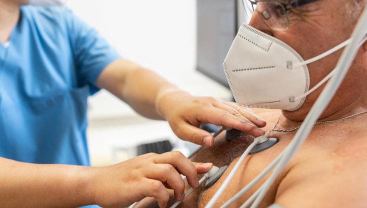Covid, così l’infezione aumenta il rischio ictus e infarto