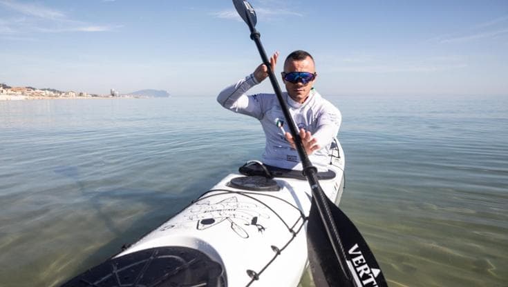 Alessandro, il giro dell’Elba in kayak contro la fibrosi cistica