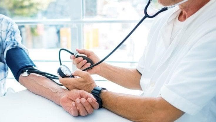 Pressione alta: come (e dove) misurarla, che cosa fare, quando ricorrere ai farmaci