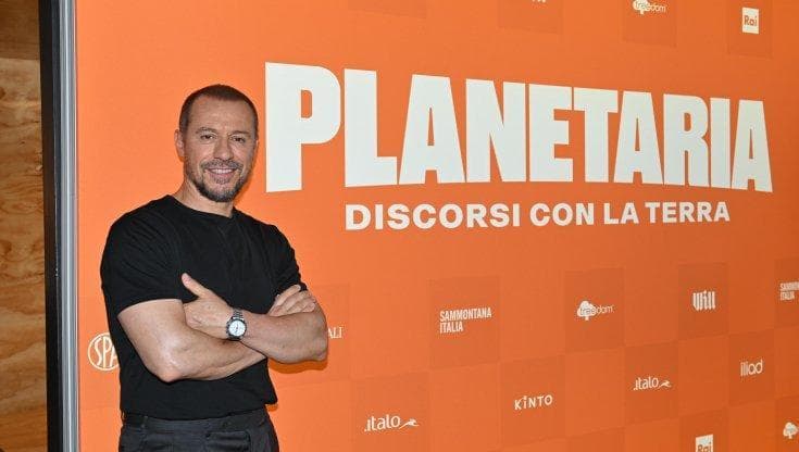 Stefano Accorsi: "Il teatro per 'sentire' il cambiamento climatico, con l'intelligenza artificiale"
