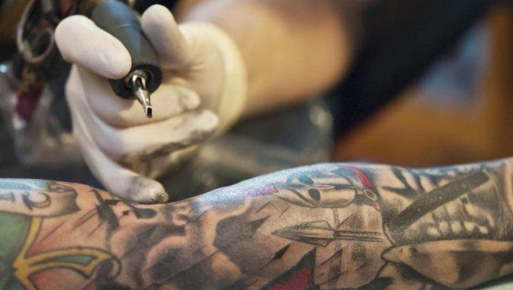 Tatuaggi, uno studio svedese ipotizza un aumento di rischio per linfomi (del 21%)