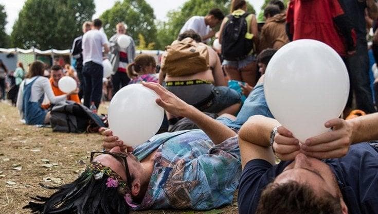 Respirare gas esilarante, i pericoli dietro il nuovo sballo dei giovani