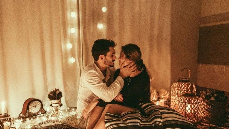 Sesso a luci spente: quando il pudore entra in camera da letto