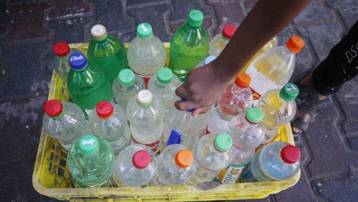 Con l'acqua in bottiglia beviamo 240mila nanoplastiche