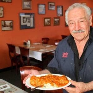 La riscossa dei camerieri boomer: "Sono più adatti dei giovani a stare in sala"