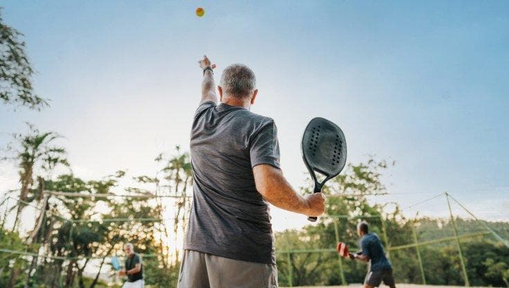 Sport in vacanza: dal tennis alla corsa, i consigli per evitare traumi