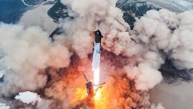 SpaceX, il quarto lancio di Starship è un successo: il super razzo non è esploso