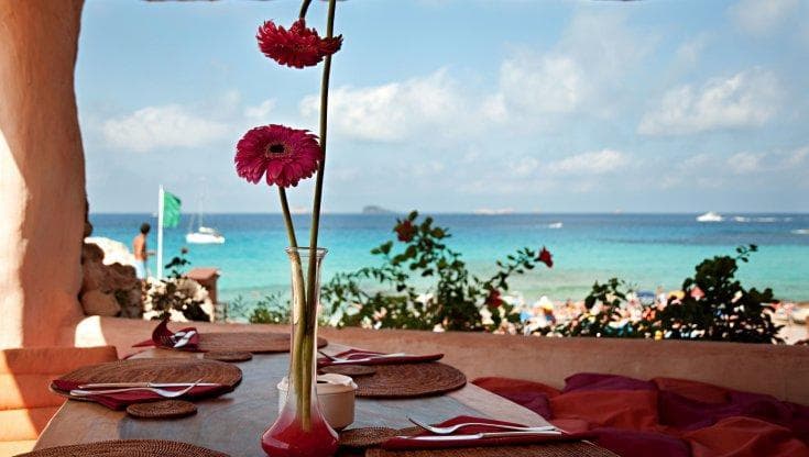 Ibiza tra spiagge, ristoranti e cocktail bar: dove vivere esperienze di gusto
