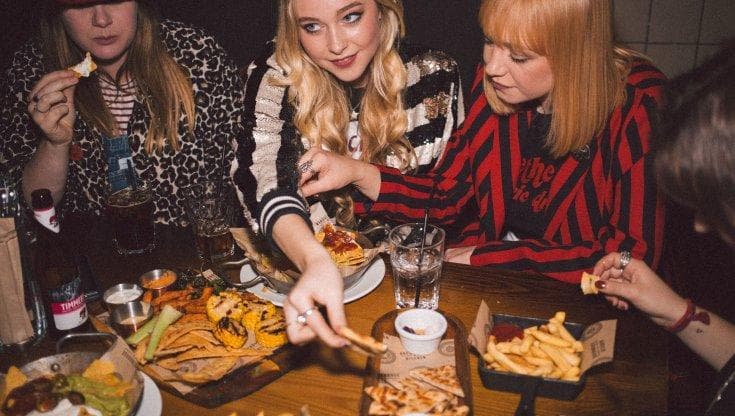 Sei giovane? Qui non mangi: il ristorante che vieta l'ingresso alle donne under 30
