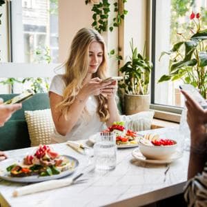 A tavola sì, ma senza cellulare: arriva lo “Sconnessi day”