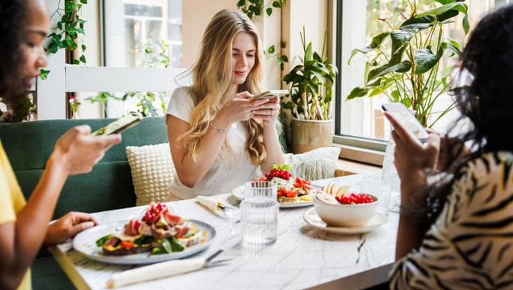 A tavola sì, ma senza cellulare: arriva lo “Sconnessi day”