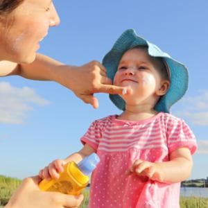 Filtri solari, gli esperti: “Cautela con donne in gravidanza e bambini”