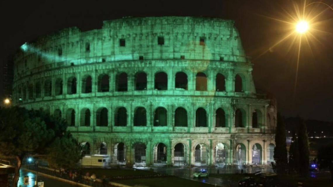 Il Colosseo illuminato di verde-Irlanda