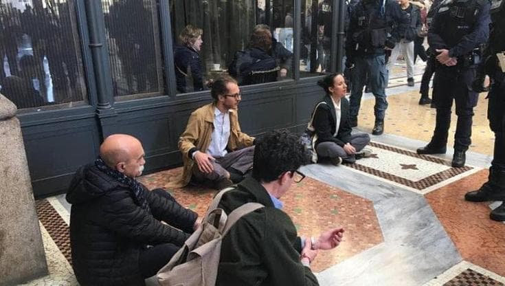 Un momento della protesta da Cracco in Galleria