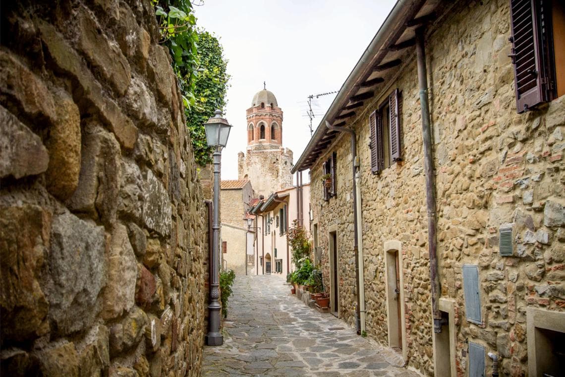 Tra i vicoli si staglia il campanile della Chiesa di San Giovanni Battista, che i castiglionesi chiamano “Chiesona”