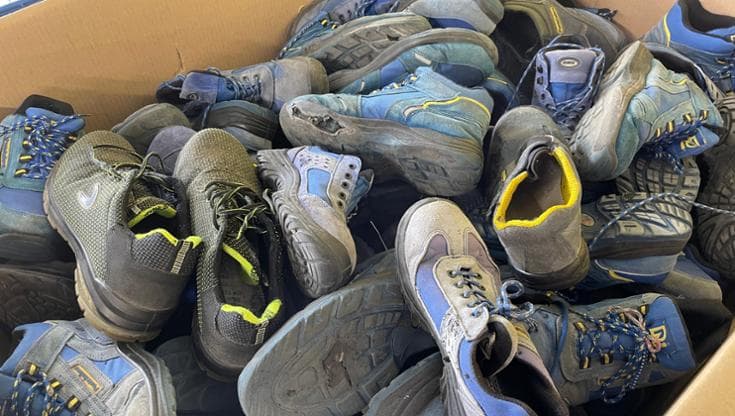 Dalle vecchie scarpe dei dipendenti ecopavimenti per bambini: il progetto di Poste Italiane