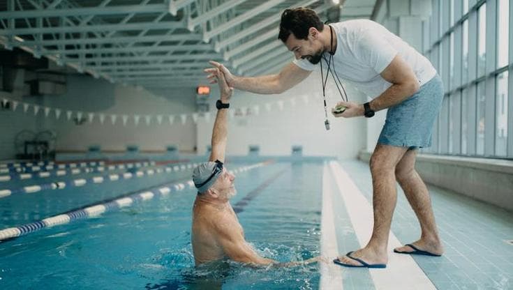 Nuotare al mare o in piscina, i benefici per corpo e mente a tutte le età