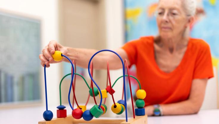 Alzheimer, ecco perché bisogna studiare gli ormoni femminili