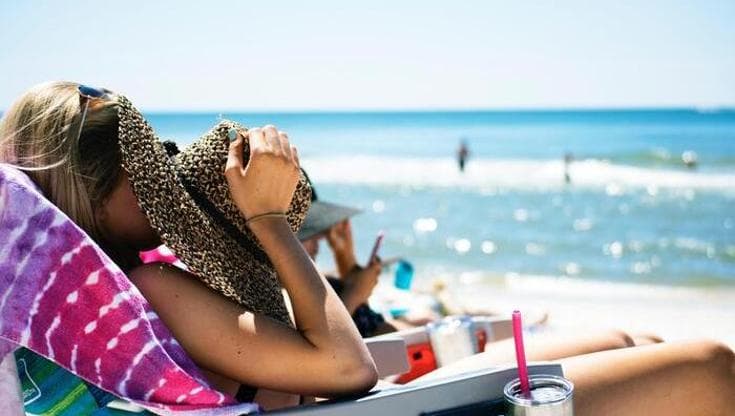 Melanoma: bastano 5 scottature a 15-20 anni per aumentare dell’80% il rischio. I 7 errori da evitare