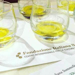 Tra profumi e poesia, si fa largo il sommelier dell’olio